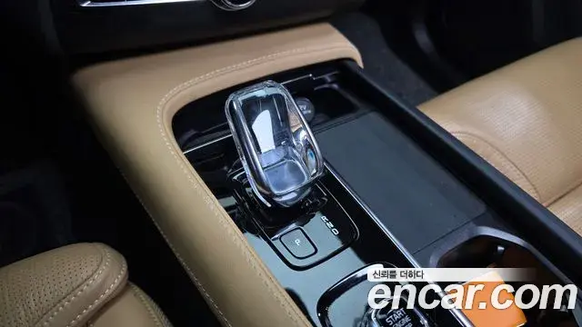 Volvo XC90 2022 — ფოტო 8/20