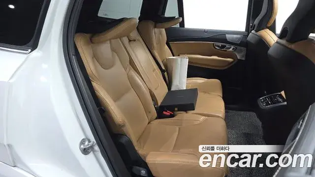Volvo XC90 2022 — ფოტო 17/20