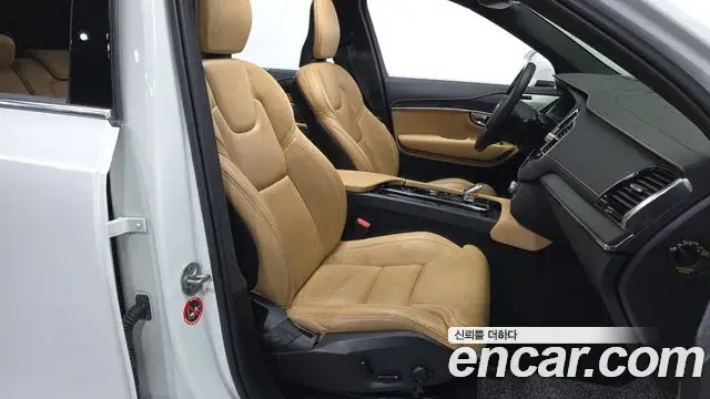 Volvo XC90 2022 — ფოტო 4/20