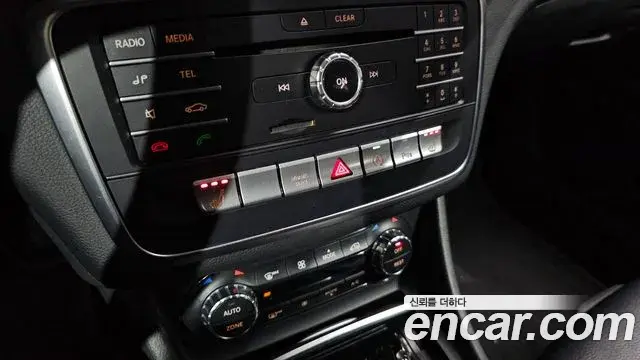 Mercedes-Benz GLA-Class 2019 — Photo 12/32