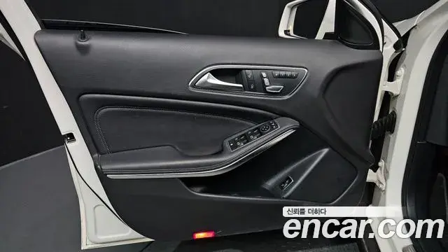 Mercedes-Benz GLA-Class 2019 — Photo 13/32