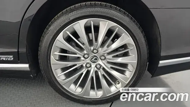 Lexus LS500h 2019 — ფოტო 15/35