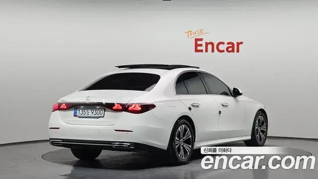 Mercedes-Benz E-Class 2025 — ფოტო 18/20