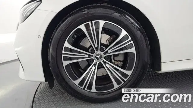Mercedes-Benz E-Class 2025 — ფოტო 8/20