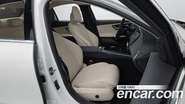 Mercedes-Benz E-Class 2025 — ფოტო 16/20