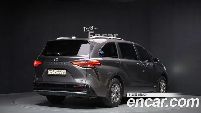 Toyota Sienna 2021 — Photo 29/30