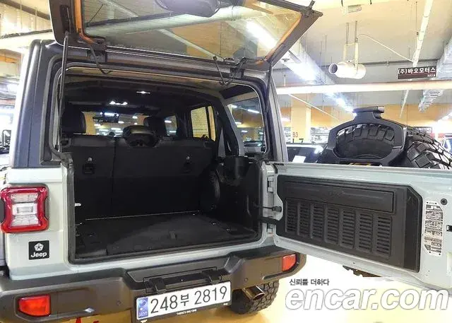 Jeep Wrangler 2023 — Şəkil 10/20