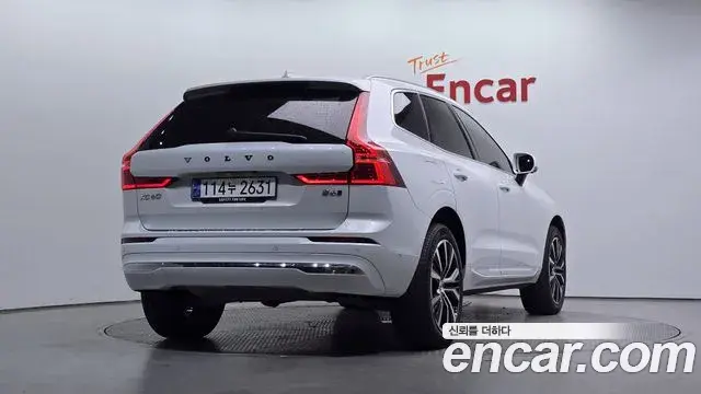 Volvo XC60 2023 — Photo 12/32