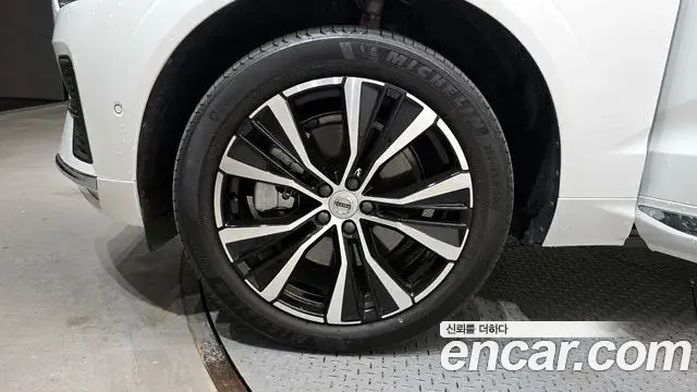 Volvo XC60 2023 — Photo 21/32