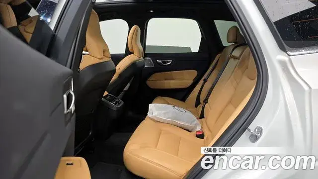 Volvo XC60 2023 — Photo 17/32