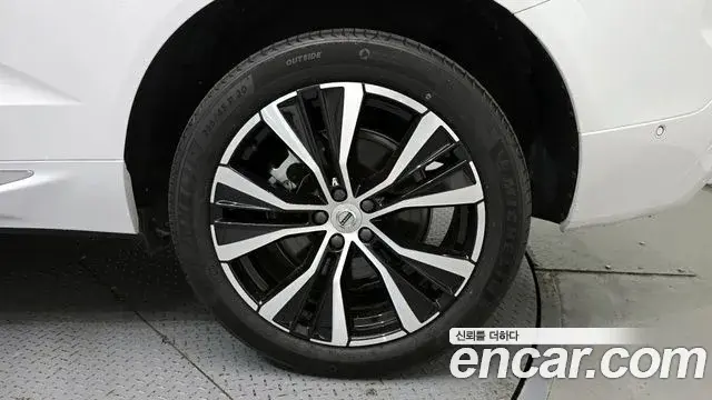 Volvo XC60 2023 — Photo 15/32