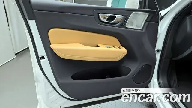 Volvo XC60 2023 — Photo 14/32