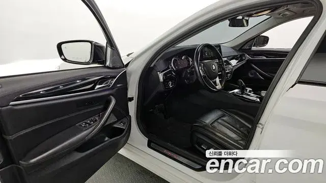 BMW 5 Series 2018 — Şəkil 11/20