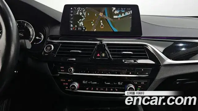 BMW 5 Series 2018 — Şəkil 12/20