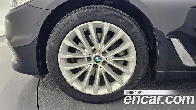 BMW 5 Series 2020 — Photo 29/33