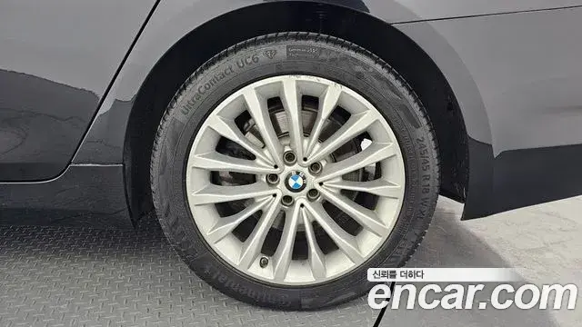 BMW 5 Series 2020 — Photo 30/33