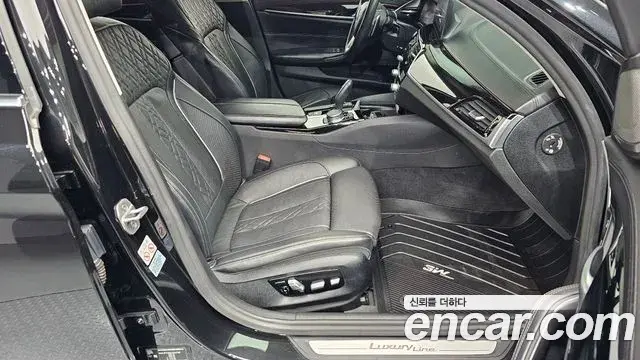 BMW 5 Series 2020 — Photo 12/33