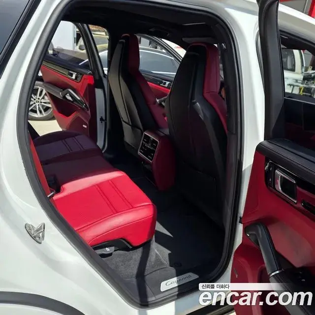 Porsche Cayenne 2023 — Photo 7/20