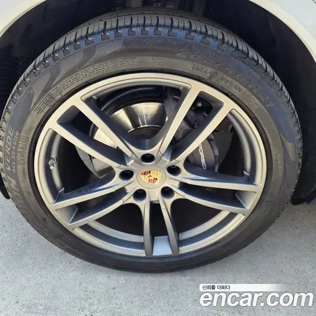 Porsche Cayenne 2023 — Photo 6/20