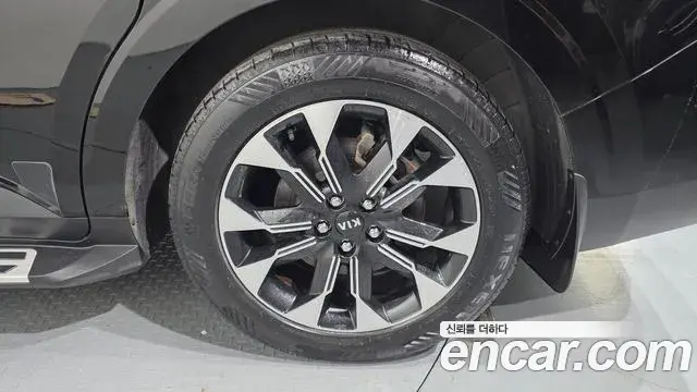 Kia Carnival 2021 — Şəkil 28/32