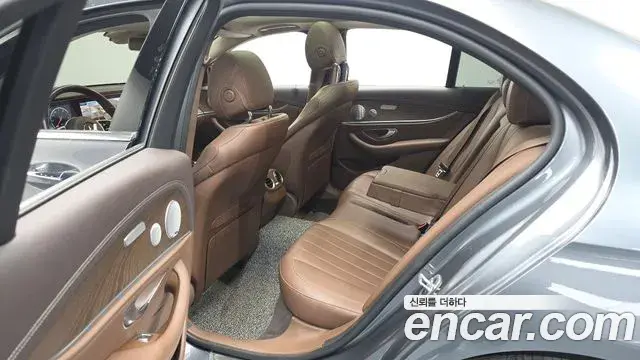 Mercedes-Benz E-Class 2019 — Фото 11/20