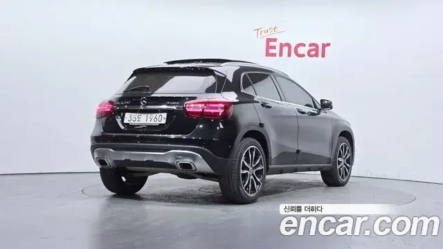 Mercedes-Benz GLA-Class 2018 — Şəkil 11/30