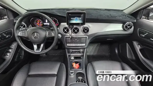Mercedes-Benz GLA-Class 2018 — Şəkil 21/30