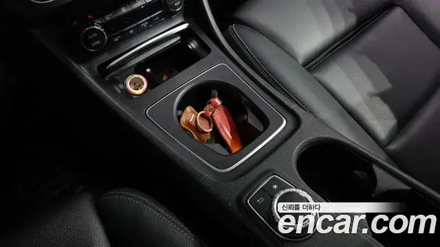 Mercedes-Benz GLA-Class 2018 — Şəkil 7/30