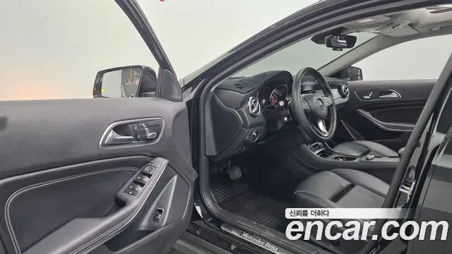 Mercedes-Benz GLA-Class 2018 — Şəkil 10/30