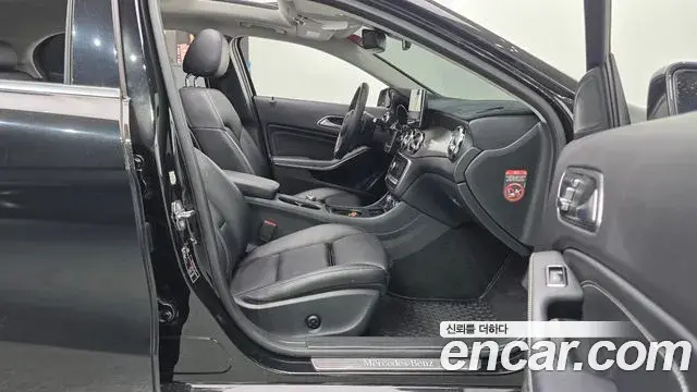 Mercedes-Benz GLA-Class 2018 — Şəkil 29/30