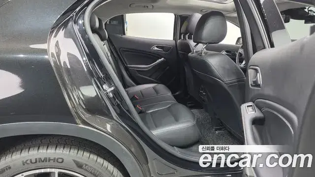 Mercedes-Benz GLA-Class 2018 — Şəkil 26/30