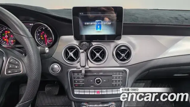 Mercedes-Benz GLA-Class 2018 — Şəkil 20/30