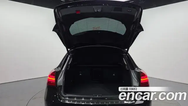 Mercedes-Benz GLA-Class 2018 — Şəkil 28/30