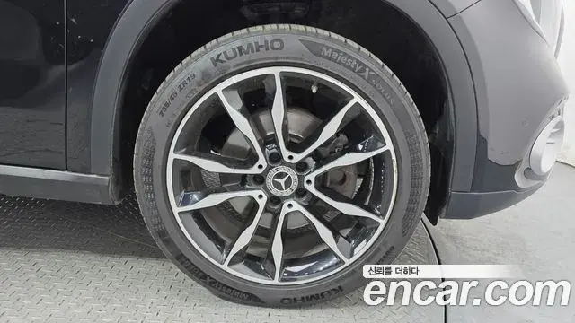 Mercedes-Benz GLA-Class 2018 — Şəkil 13/30