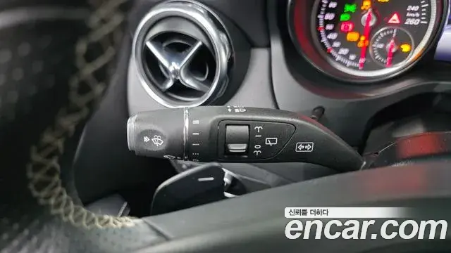 Mercedes-Benz GLA-Class 2018 — Şəkil 19/30