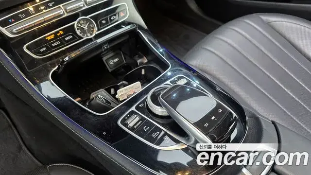Mercedes-Benz E-Class 2020 — ფოტო 34/37