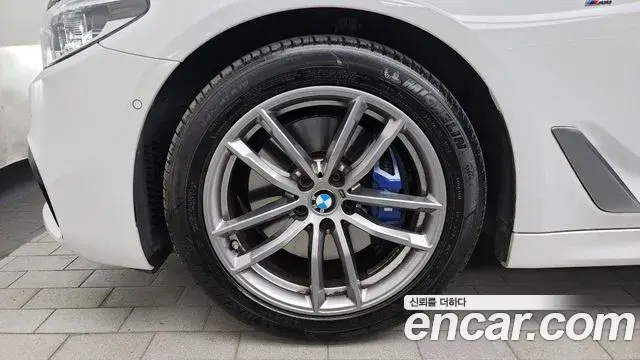 BMW 5 Series 2018 — Фото 4/20