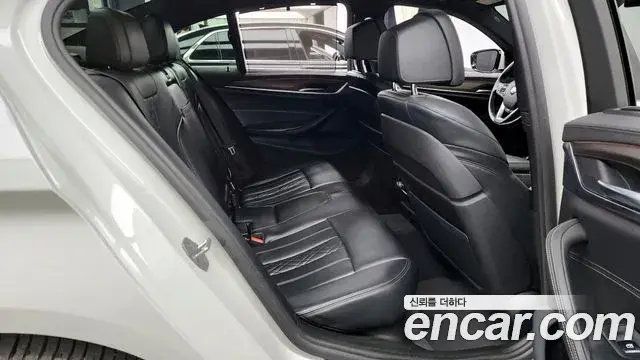 BMW 5 Series 2018 — Фото 12/20