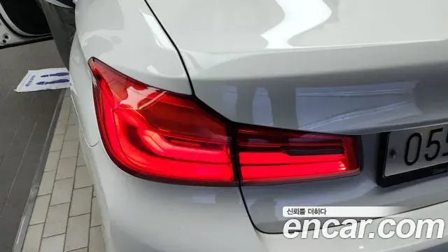 BMW 5 Series 2018 — Şəkil 9/36