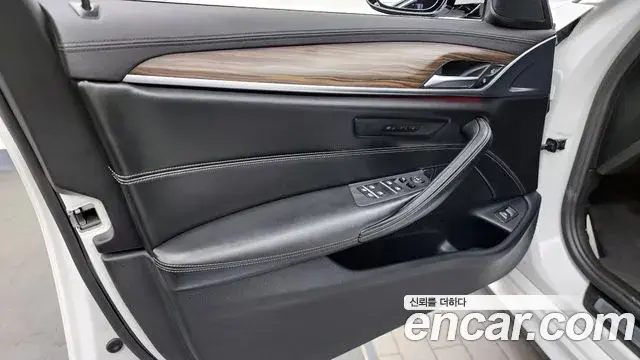 BMW 5 Series 2018 — Şəkil 2/36
