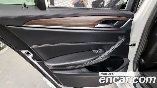 BMW 5 Series 2018 — Şəkil 17/36