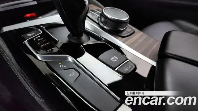 BMW 5 Series 2018 — Şəkil 20/36