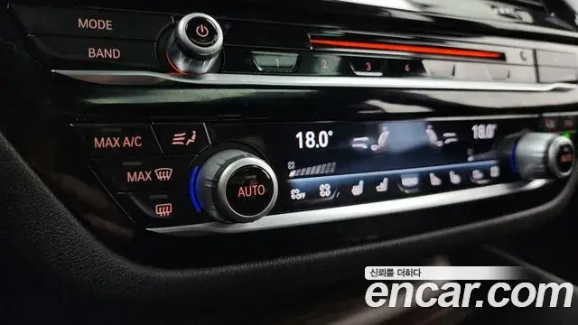 BMW 5 Series 2018 — Şəkil 34/36