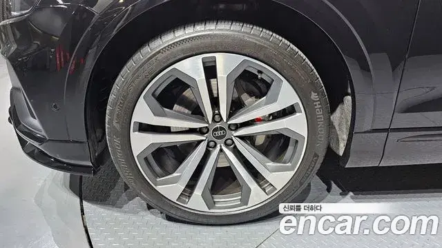Audi Q8 2023 — ფოტო 35/37