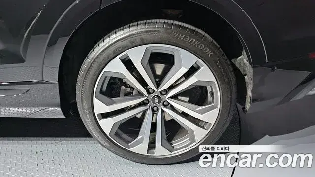 Audi Q8 2023 — ფოტო 1/37