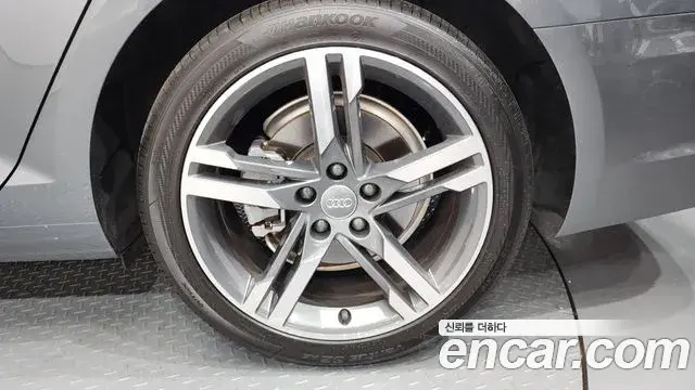 Audi A4 2019 — ფოტო 11/38