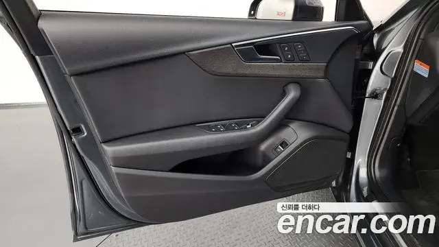 Audi A4 2019 — ფოტო 33/38