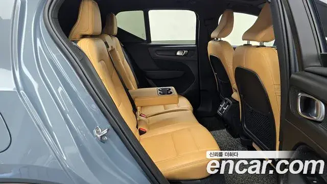 Volvo XC40 2021 — Фото 12/20