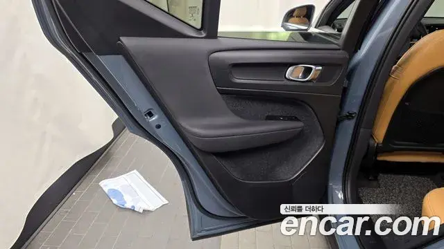 Volvo XC40 2021 — Şəkil 33/34