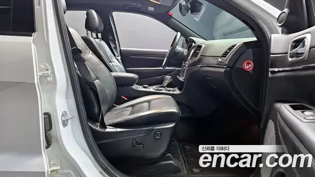 Jeep Grand Cherokee 2018 — Photo 25/30